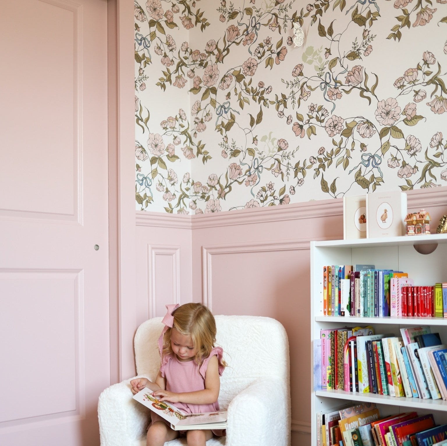 Lettie Wallpaper by Ali Anni