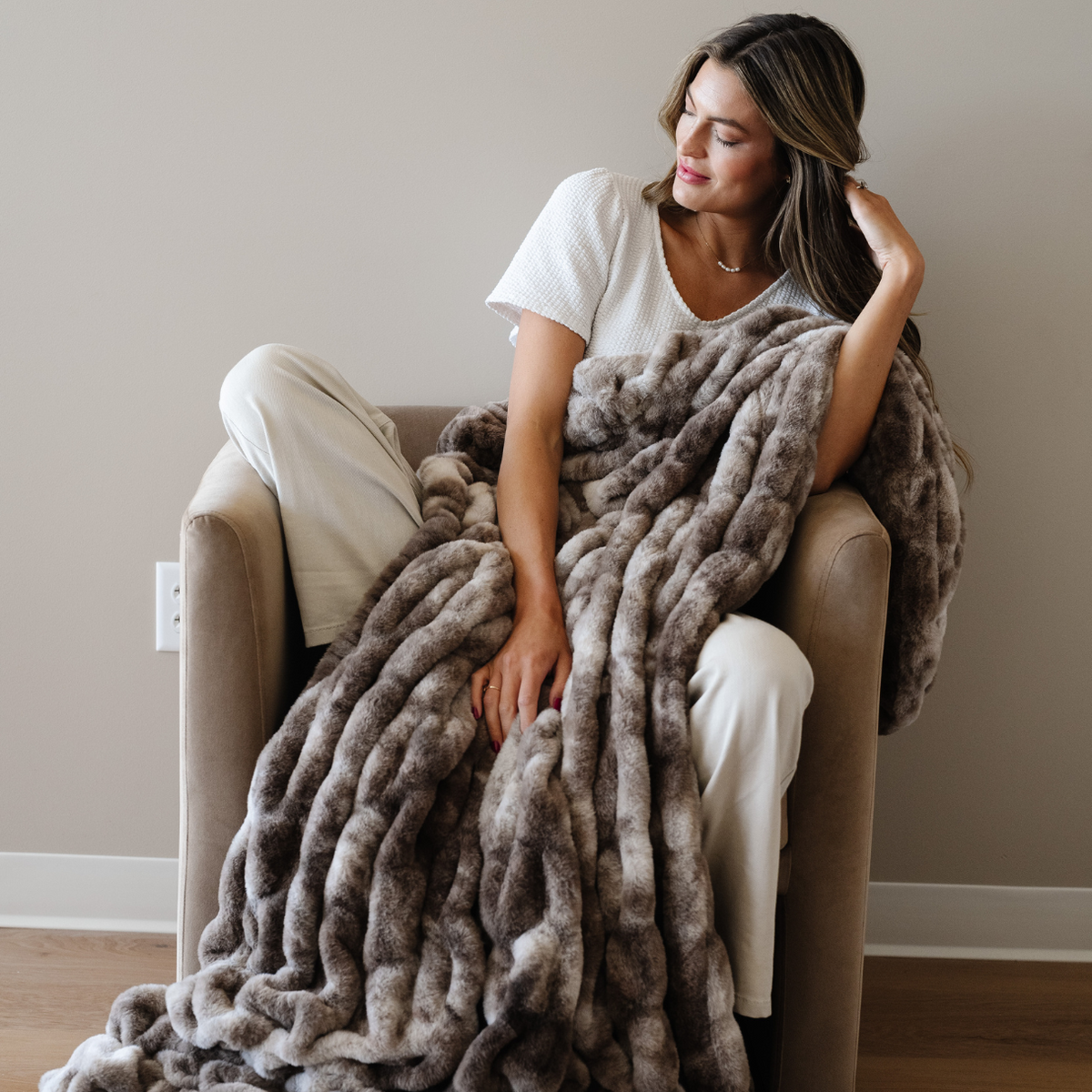 DOUBLE RUCHED FAUX FUR THROW BLANKETS
