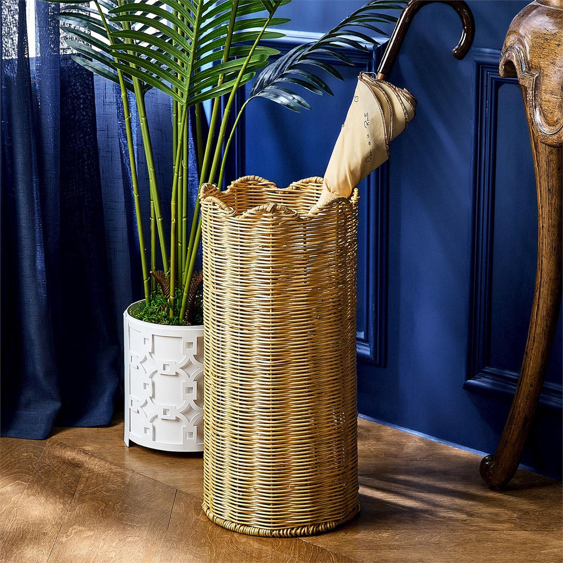 Scalloped Woven Umbrella Stand
