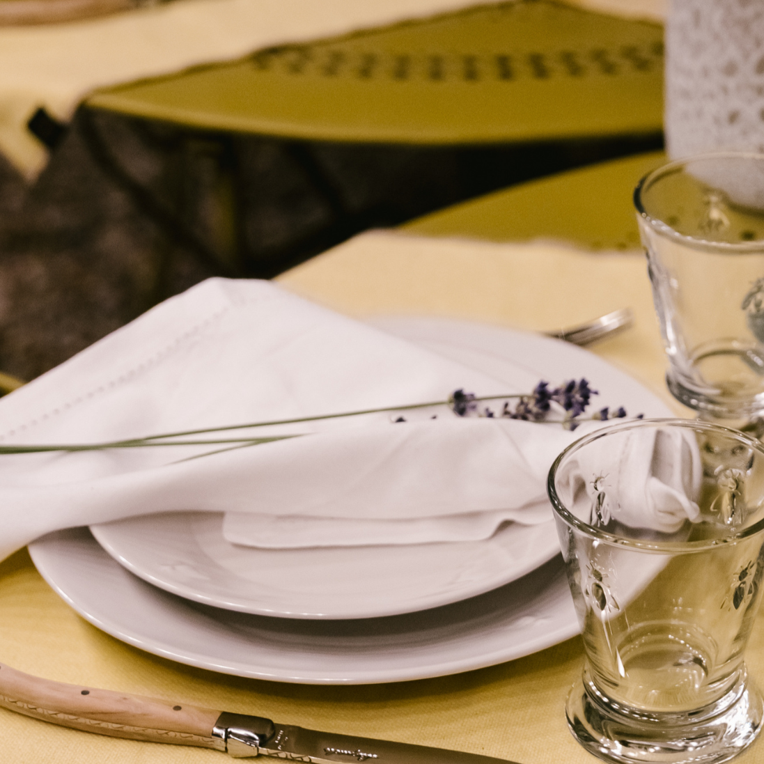 Bee Ceramic Dinner Plates — Set of 4