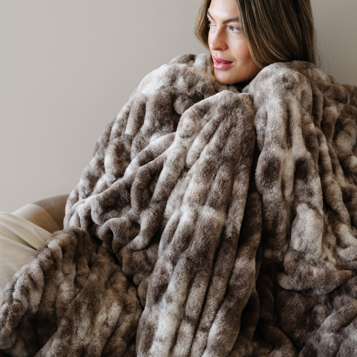 DOUBLE RUCHED FAUX FUR THROW BLANKETS