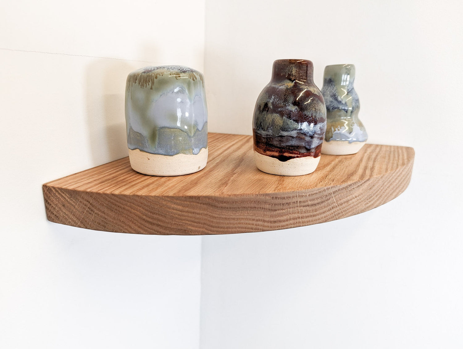 Floating Corner Shelf with Round Edge in Oak